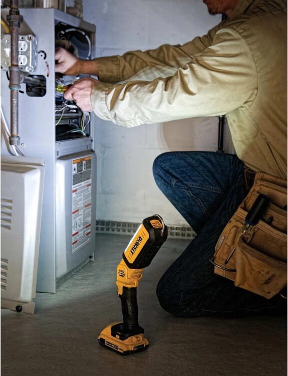 Фонарь аккумуляторный светодиодный DeWALT DCL050-XJ