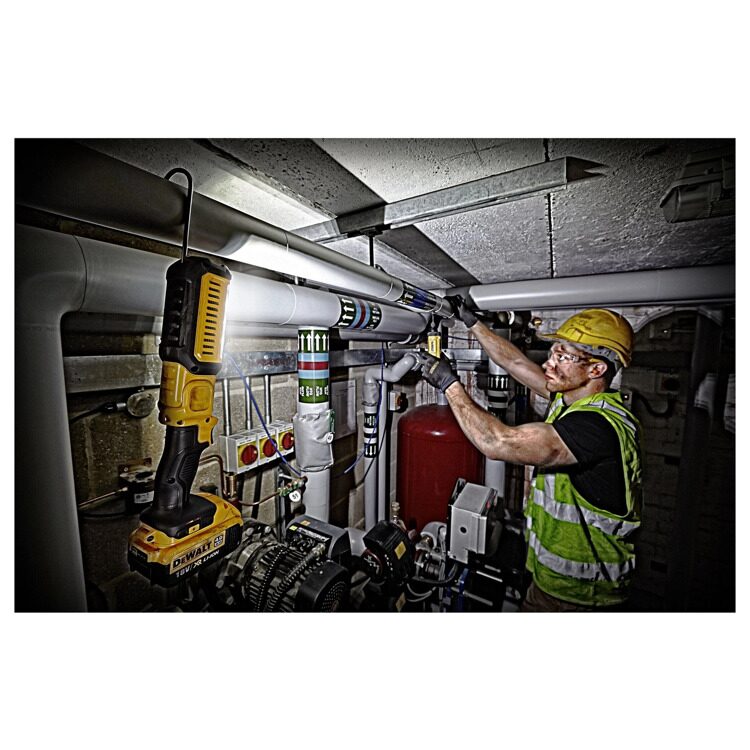 Фонарь аккумуляторный светодиодный DeWALT DCL050-XJ