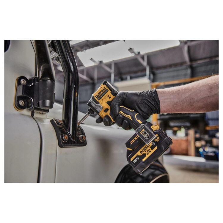 Аккумуляторный импульсный шуруповерт DeWALT 18B DCF850N-XJ