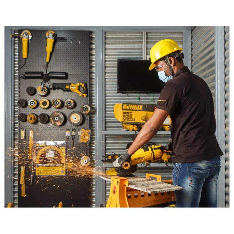 Угловая шлифмашина DeWalt DWE4579-QS